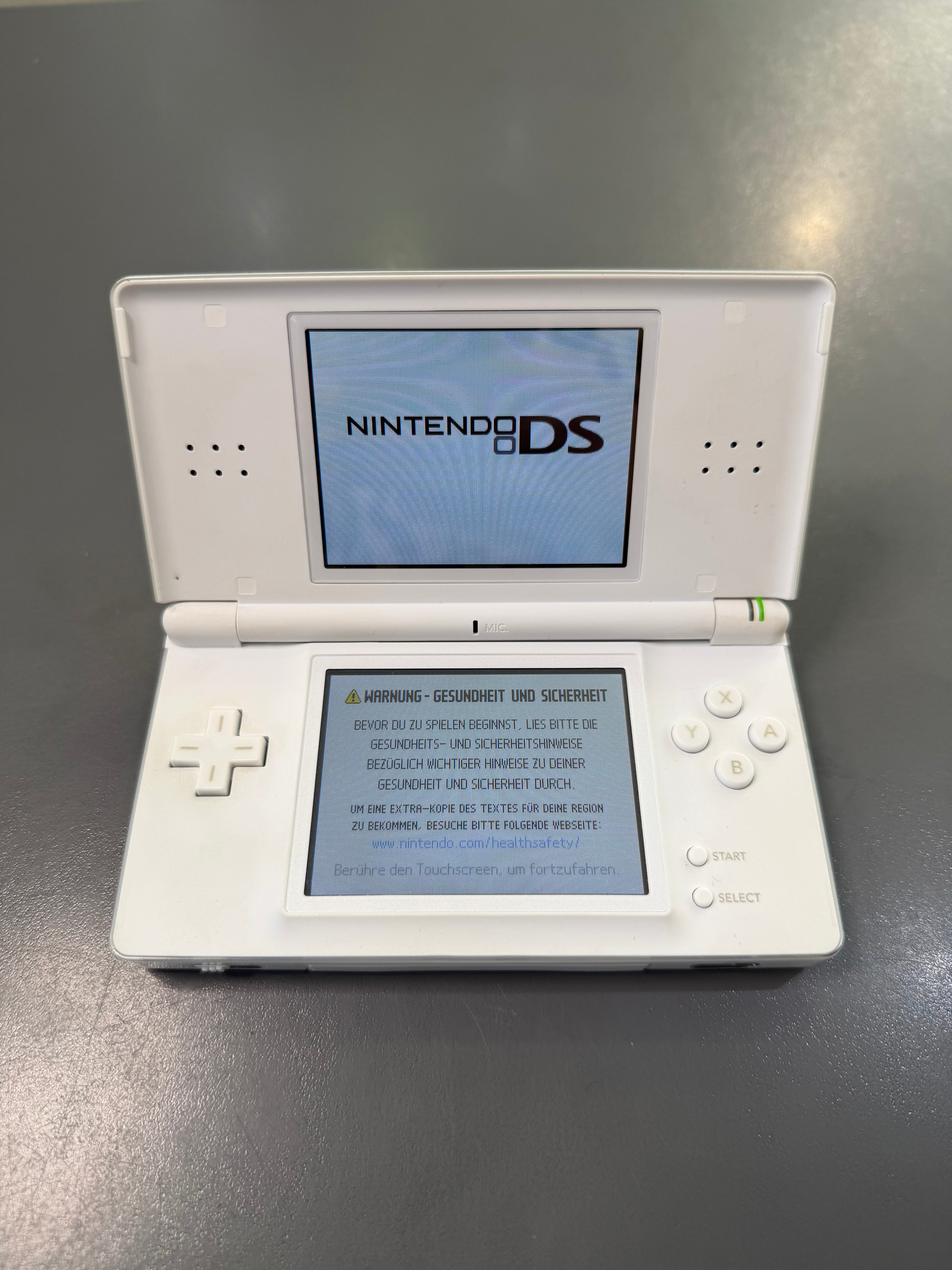 Nintendo DS Lite Weiß Konsole mit Ladekabel – gebrauchte Handheld-Konsole in sehr gutem Zustand für Nintendo DS und Game Boy Advance Spiele Top
