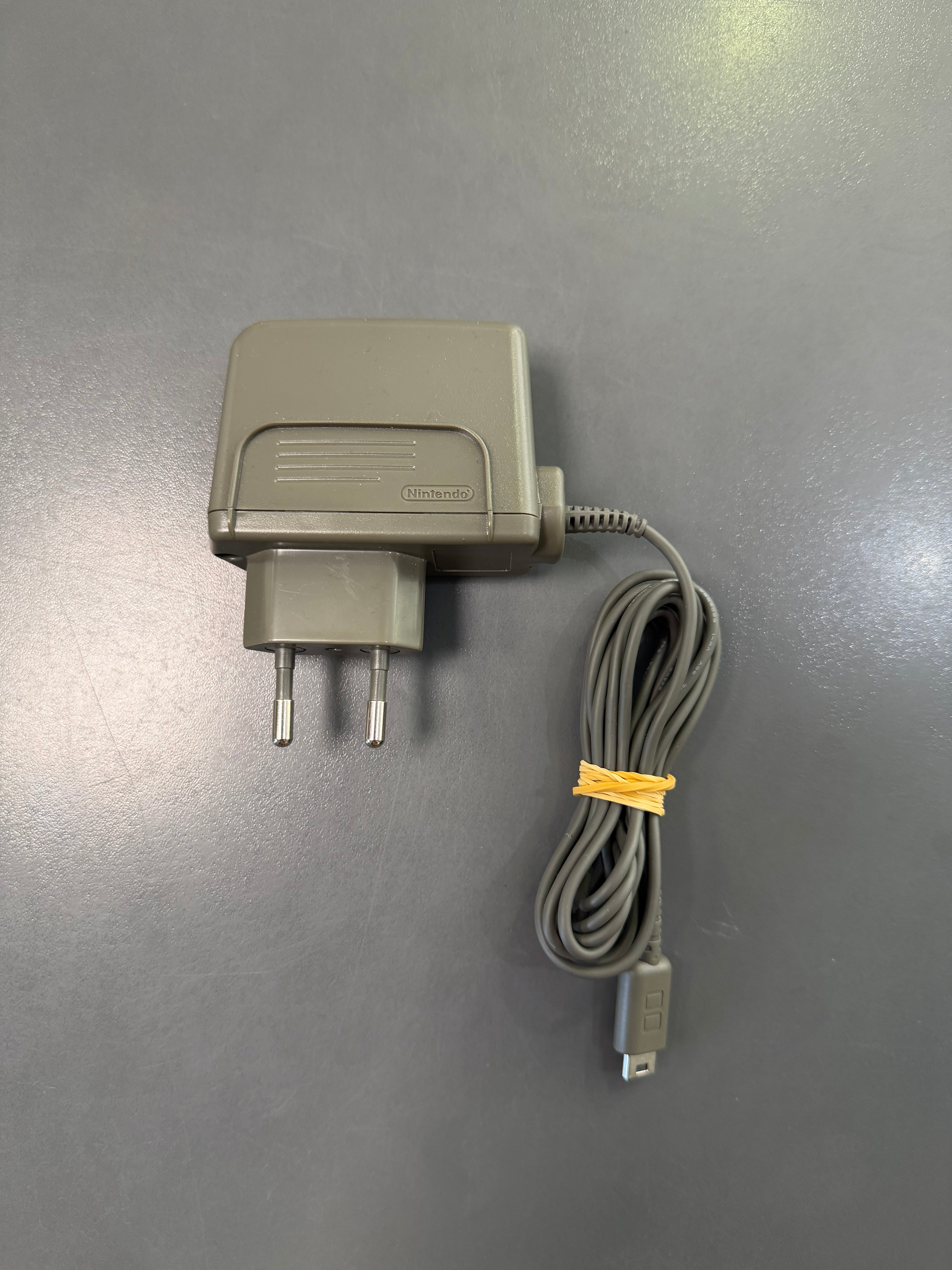 Nintendo DS Lite Weiß Konsole mit Ladekabel – gebrauchte Handheld-Konsole in sehr gutem Zustand für Nintendo DS und Game Boy Advance Spiele Netzteil