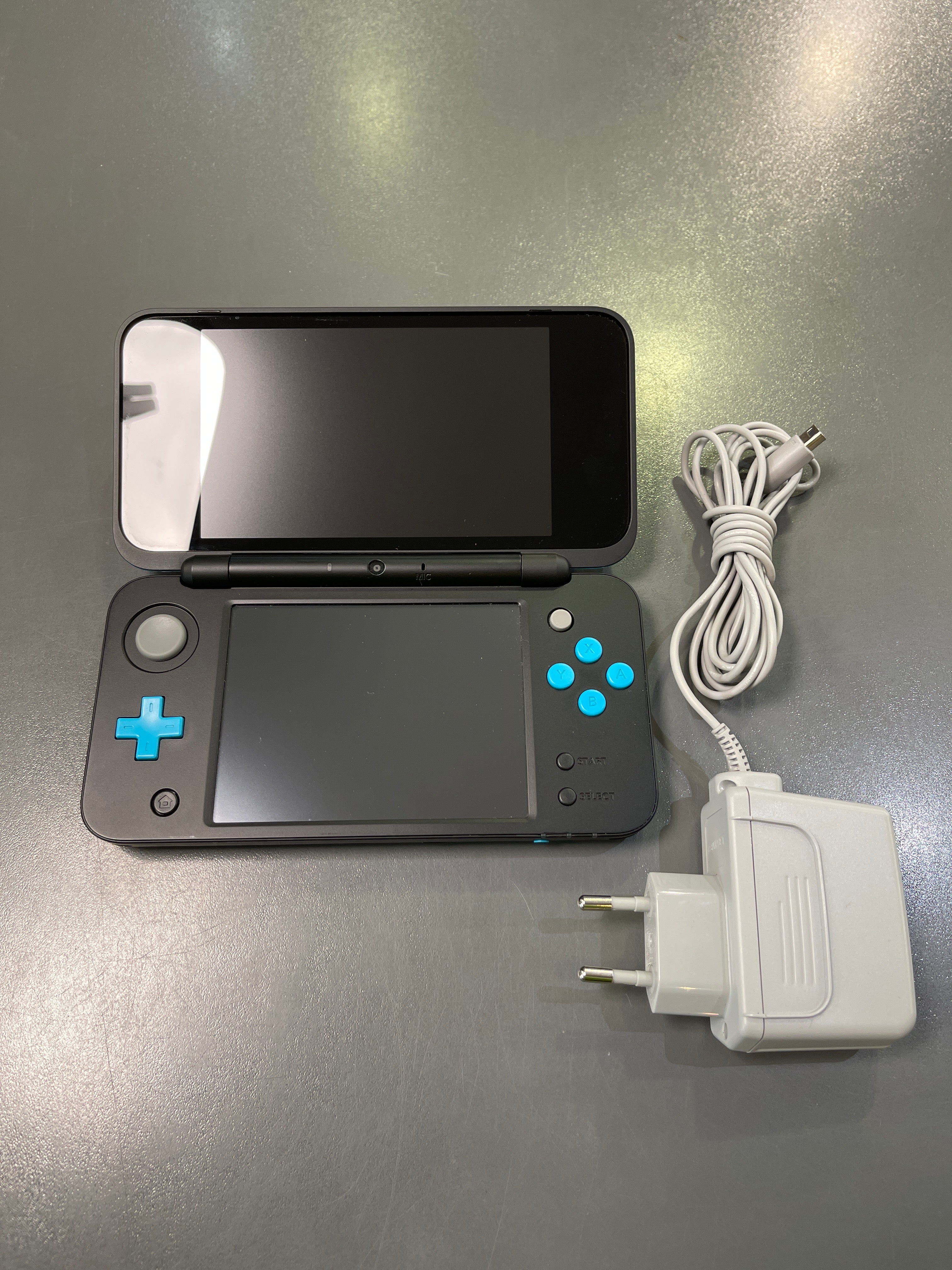 New Nintendo 2DS XL Schwarz + Türkis neuwertig *gebraucht