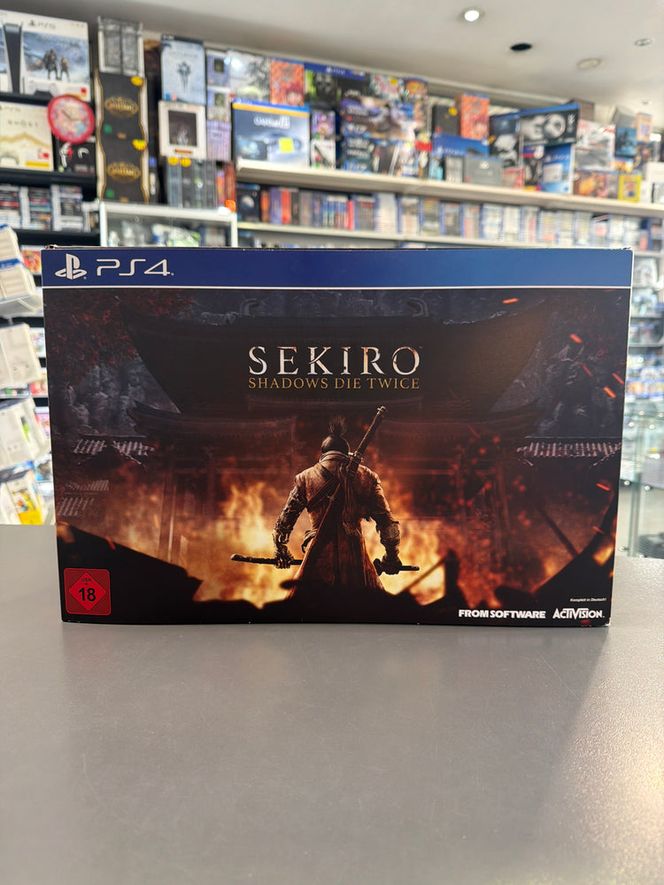 „Produktbild der Collector’s Edition von Sekiro Shadows Die Twice für PlayStation 4 mit Figur des einarmigen Shinobi, Steelbook-Hülle, Artbook, gedruckter Karte, digitalem Soundtrack und dekorativen Münzen, arrangiert in einer Sammlerbox“