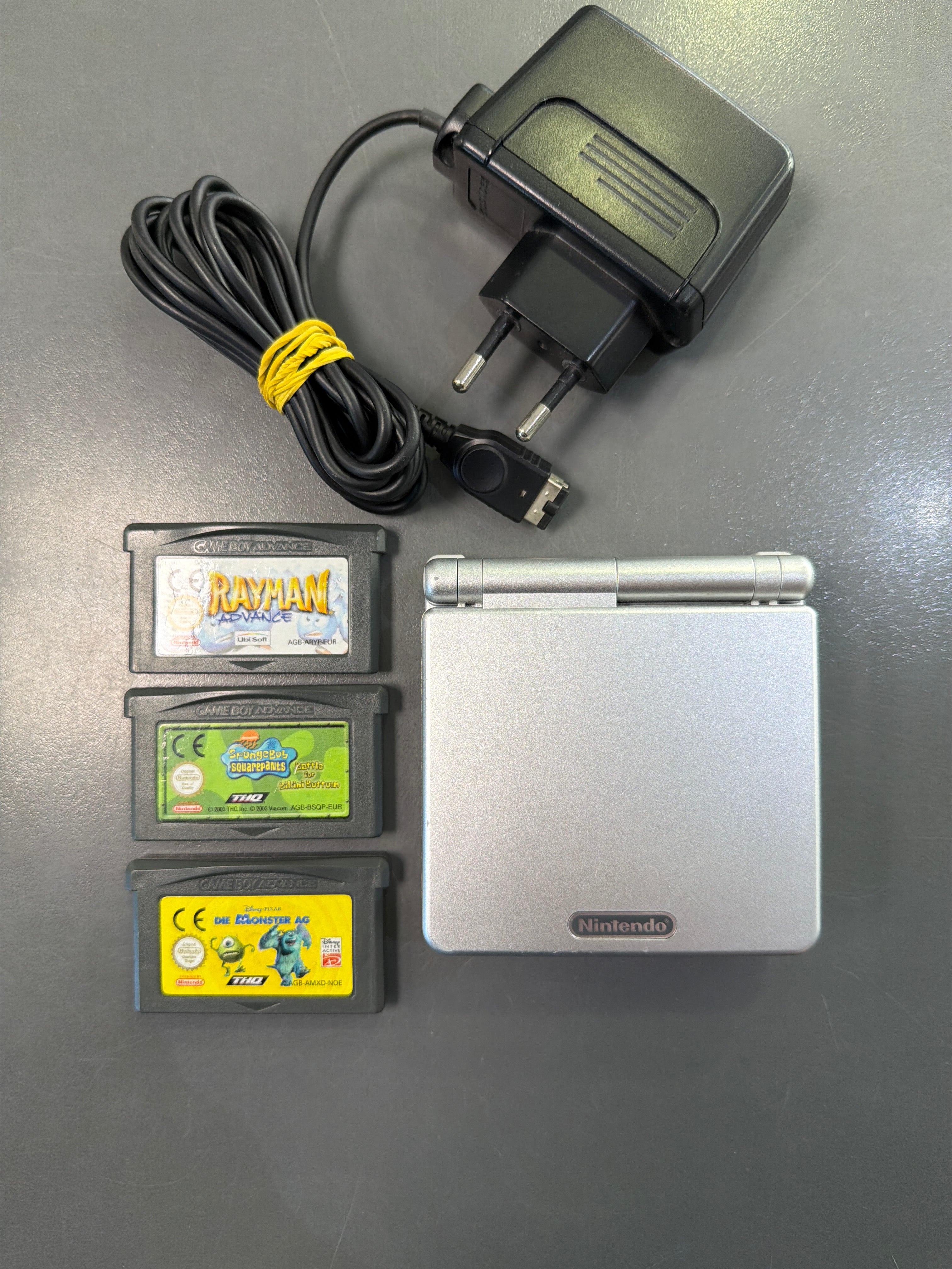GameBoy Advance SP Konsole Silber AGS 001 mit 3 Spielen und Netzteil *gebraucht