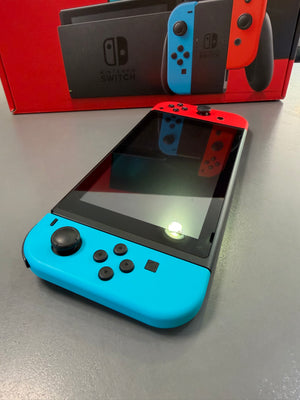 Nintendo Switch Konsole gebraucht in sehr gutem Zustand inklusive Originalverpackung und Zubehör. Flexibel im TV-, Tisch- oder Handheld-Modus spielen.