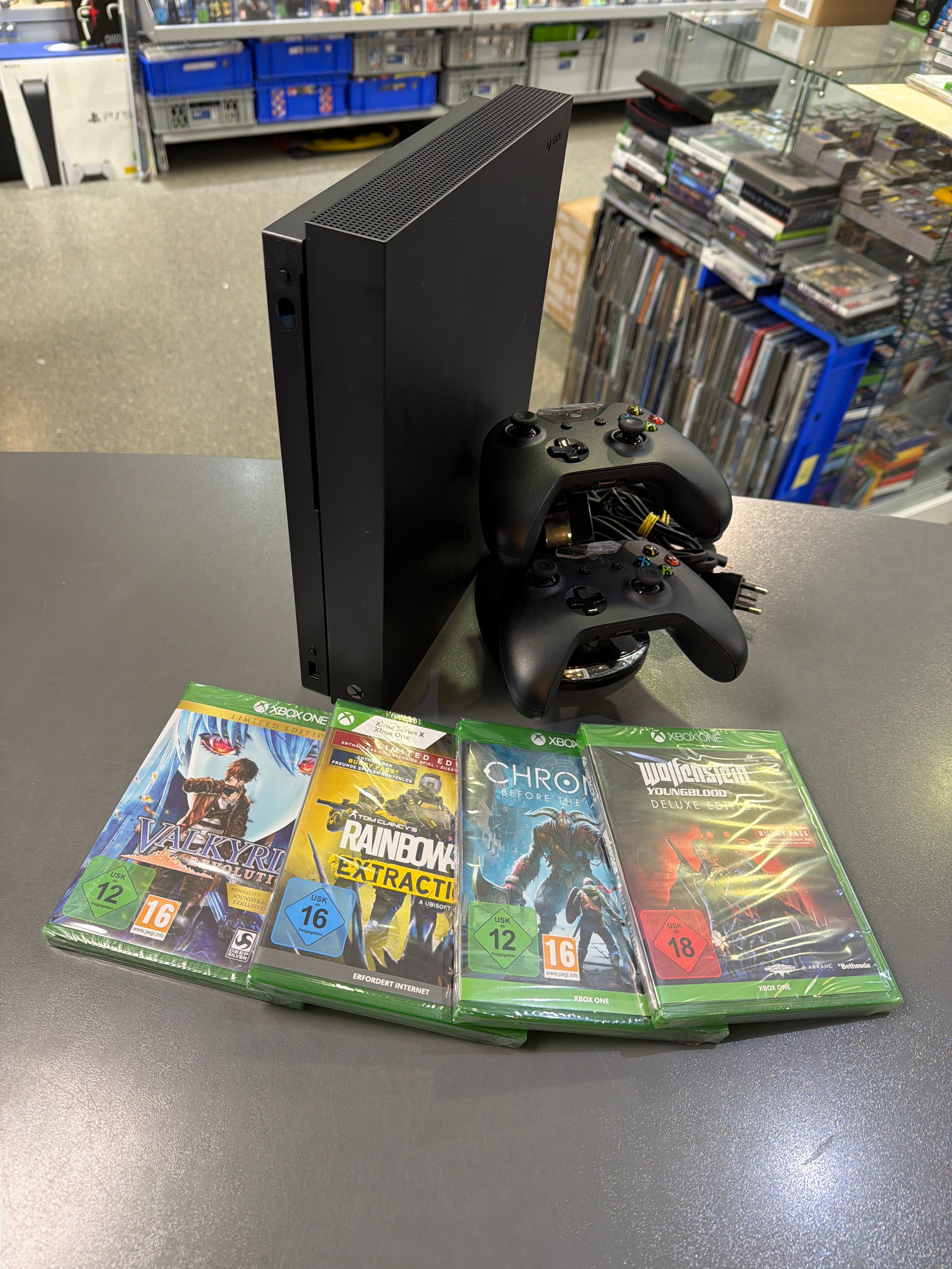 Xbox One X 1TB Konsole 4 Spiele und Ladesation mit Akku und 2 Controller *gebraucht
