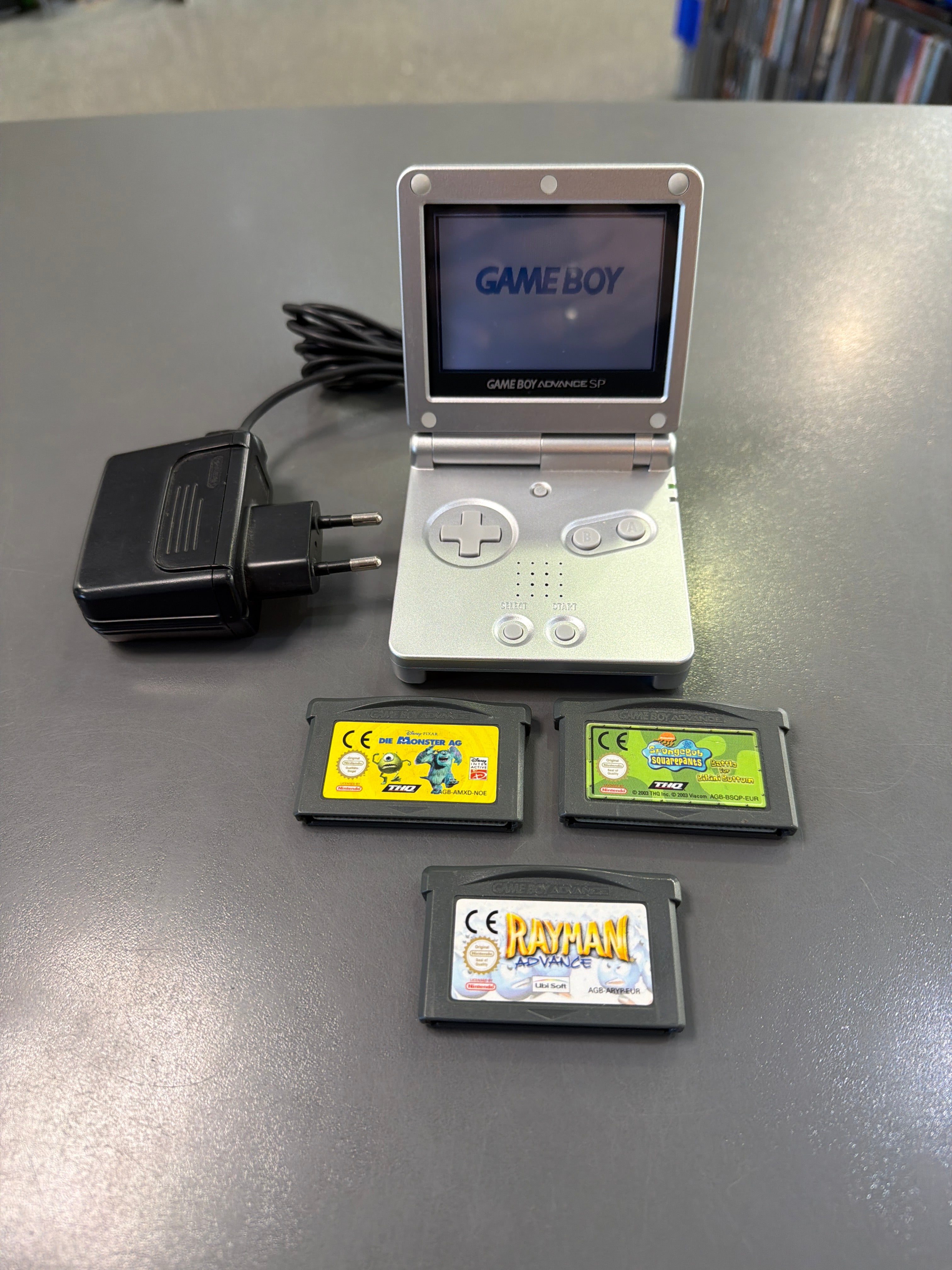 GameBoy Advance SP Konsole Silber AGS 001 mit 3 Spielen und Netzteil *gebraucht