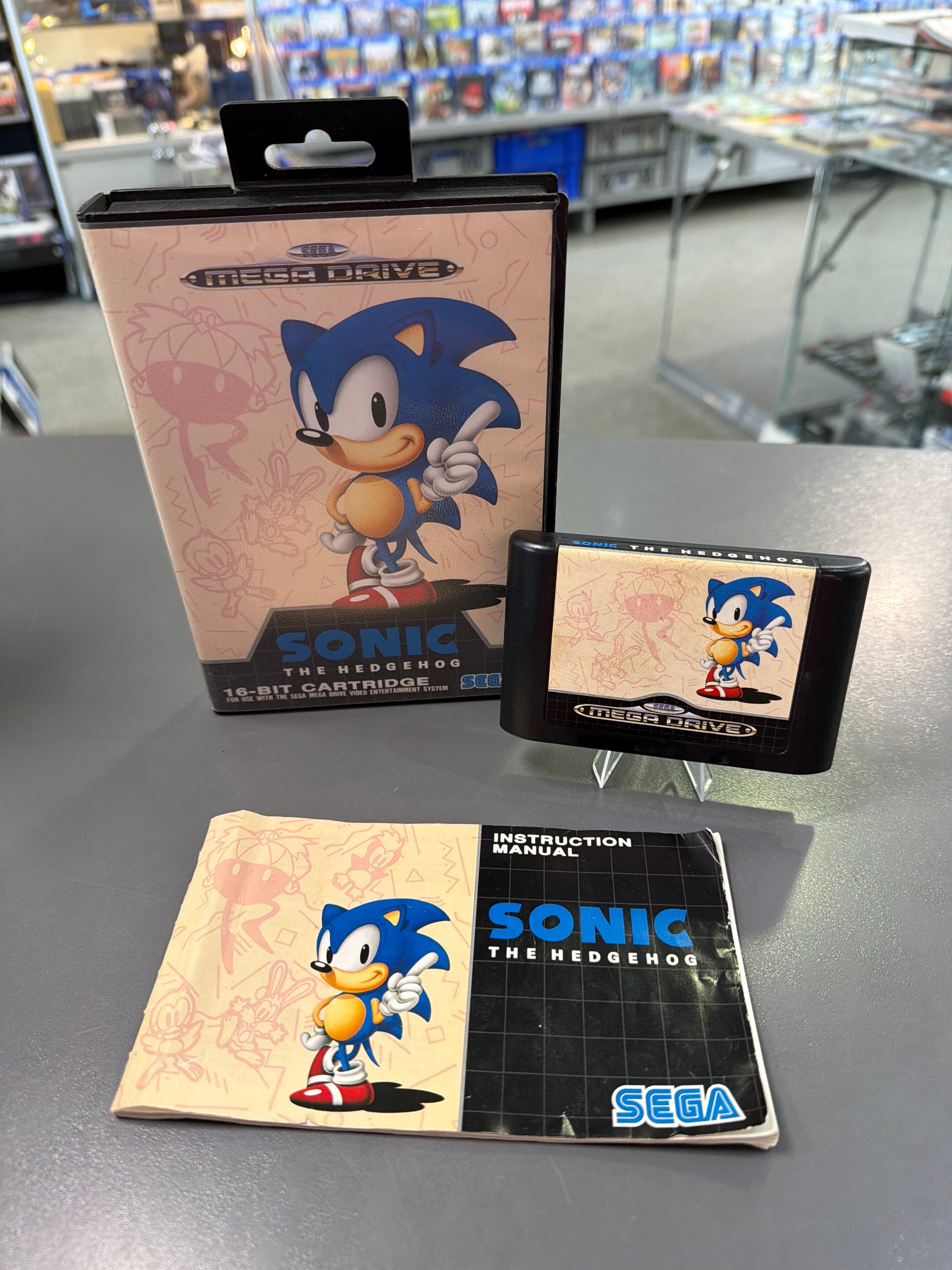 Sega Mega Drive Konsole mit Controller und Spielmodul