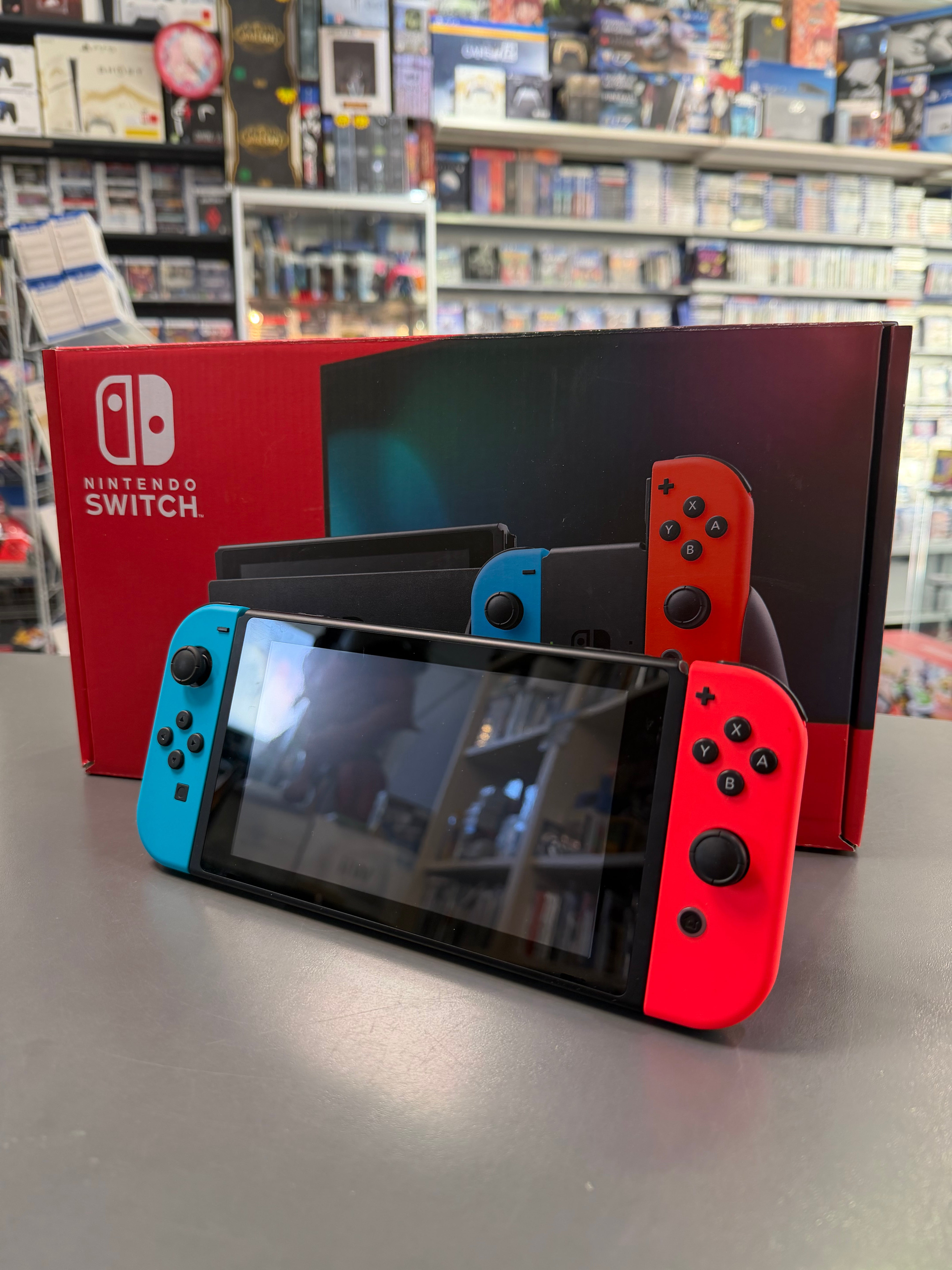 Nintendo Switch Konsole gebraucht in sehr gutem Zustand inklusive Originalverpackung und Zubehör. Flexibel im TV-, Tisch- oder Handheld-Modus spielen.