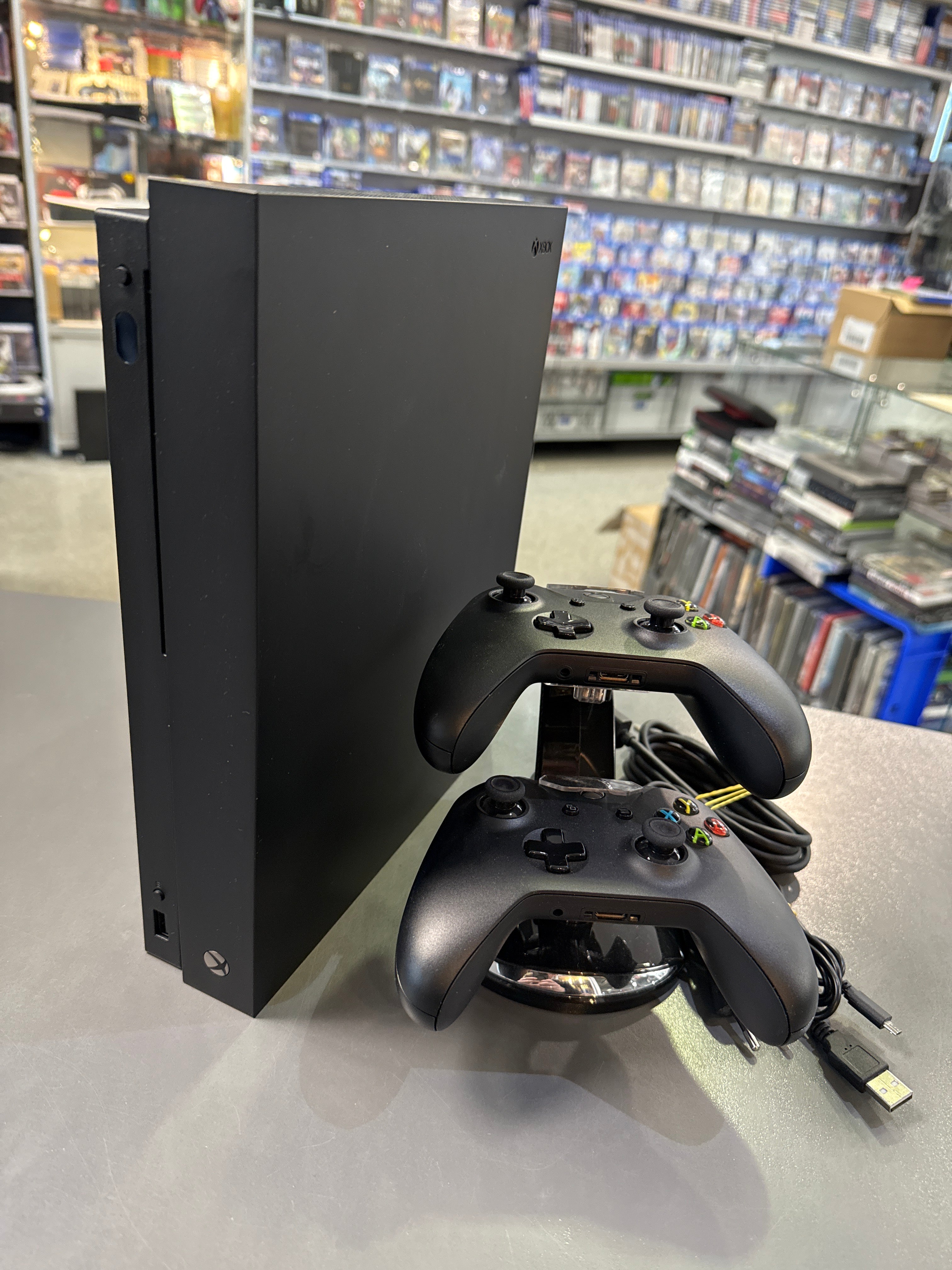 Xbox One X 1TB Konsole 4 Spiele und Ladesation mit Akku und 2 Controller *gebraucht
