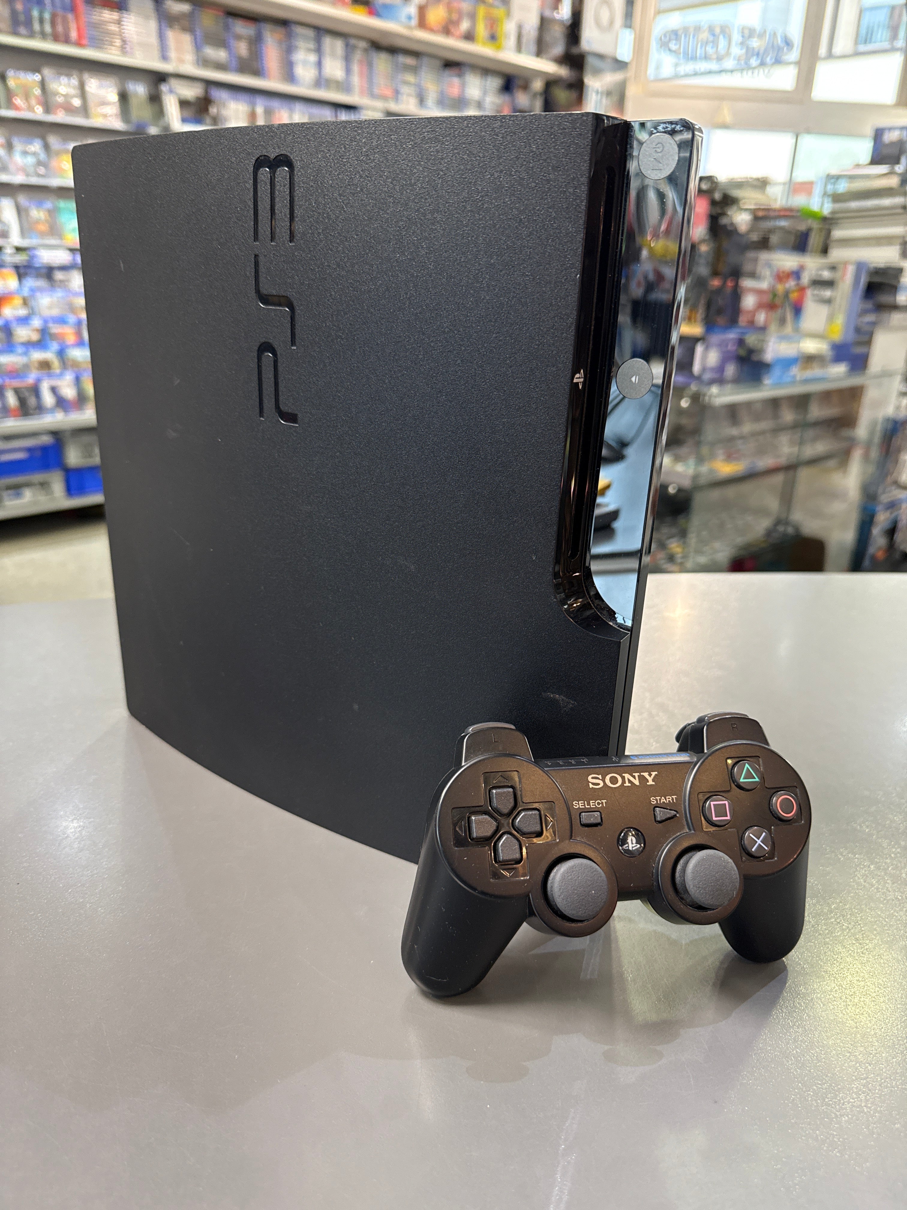 Gebrauchte PlayStation 3 Slim 320GB mit DualShock 3 Wireless Controller. Große Spieleauswahl, Blu-ray, Multimedia & zuverlässige Performance.