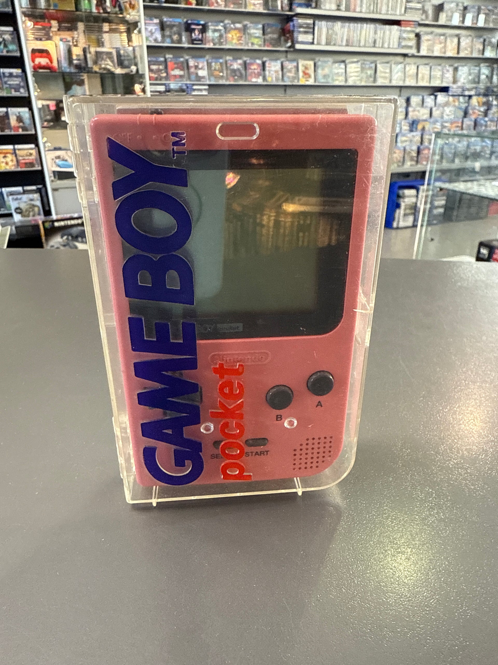 Original Nintendo Game Boy Pocket Konsole in Pink gebraucht inkl. Case. Retro-Handheld für Sammler und Gaming-Fans jetzt entdecken.