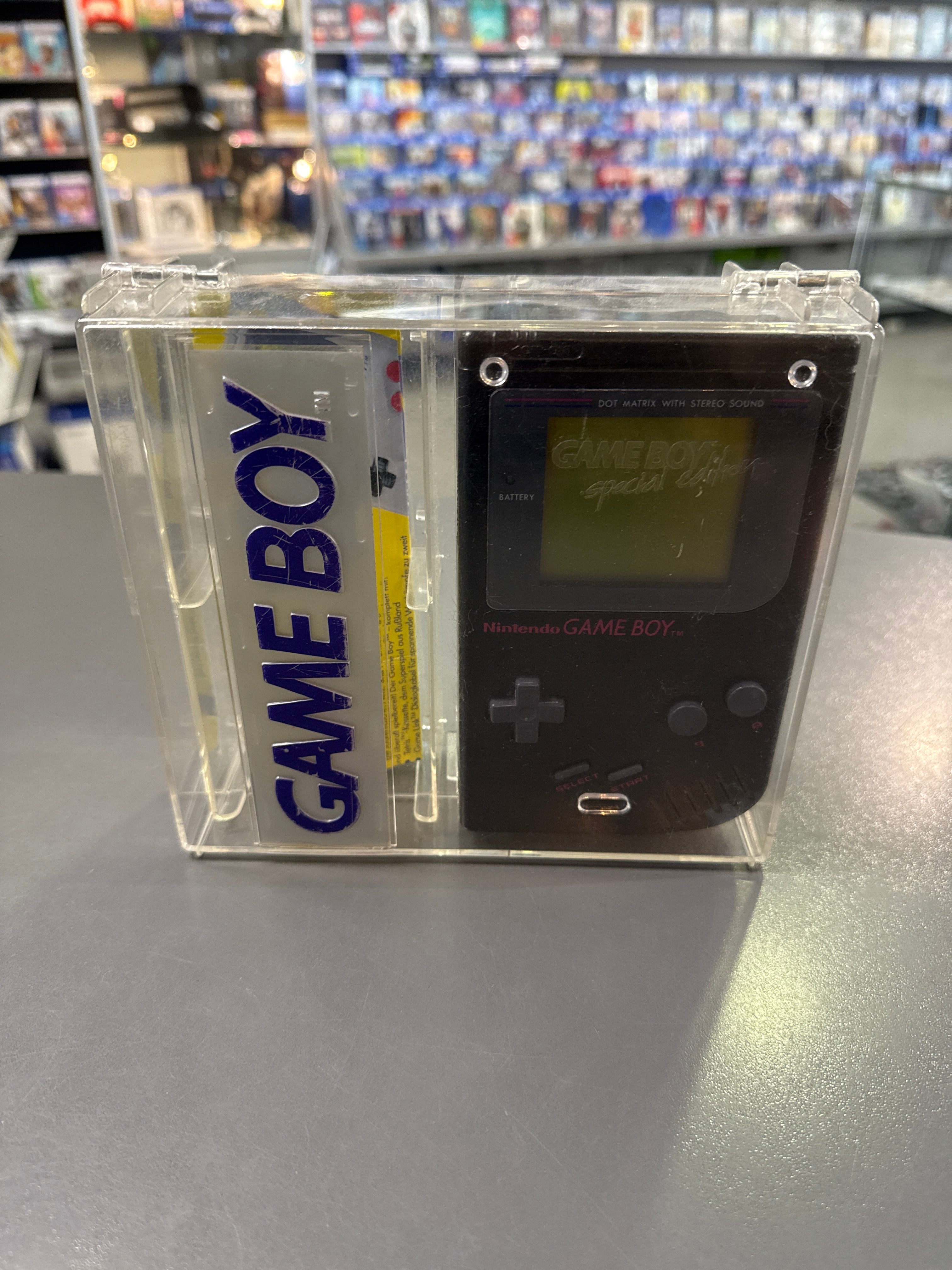 Game Boy Classic DMG-01 in Schwarz – gebrauchte Retro-Handheld-Konsole von Nintendo mit grünlichem LCD-Display, Steuerkreuz und klassischen A/B-Buttons im ikonischen 90er-Jahre Design.