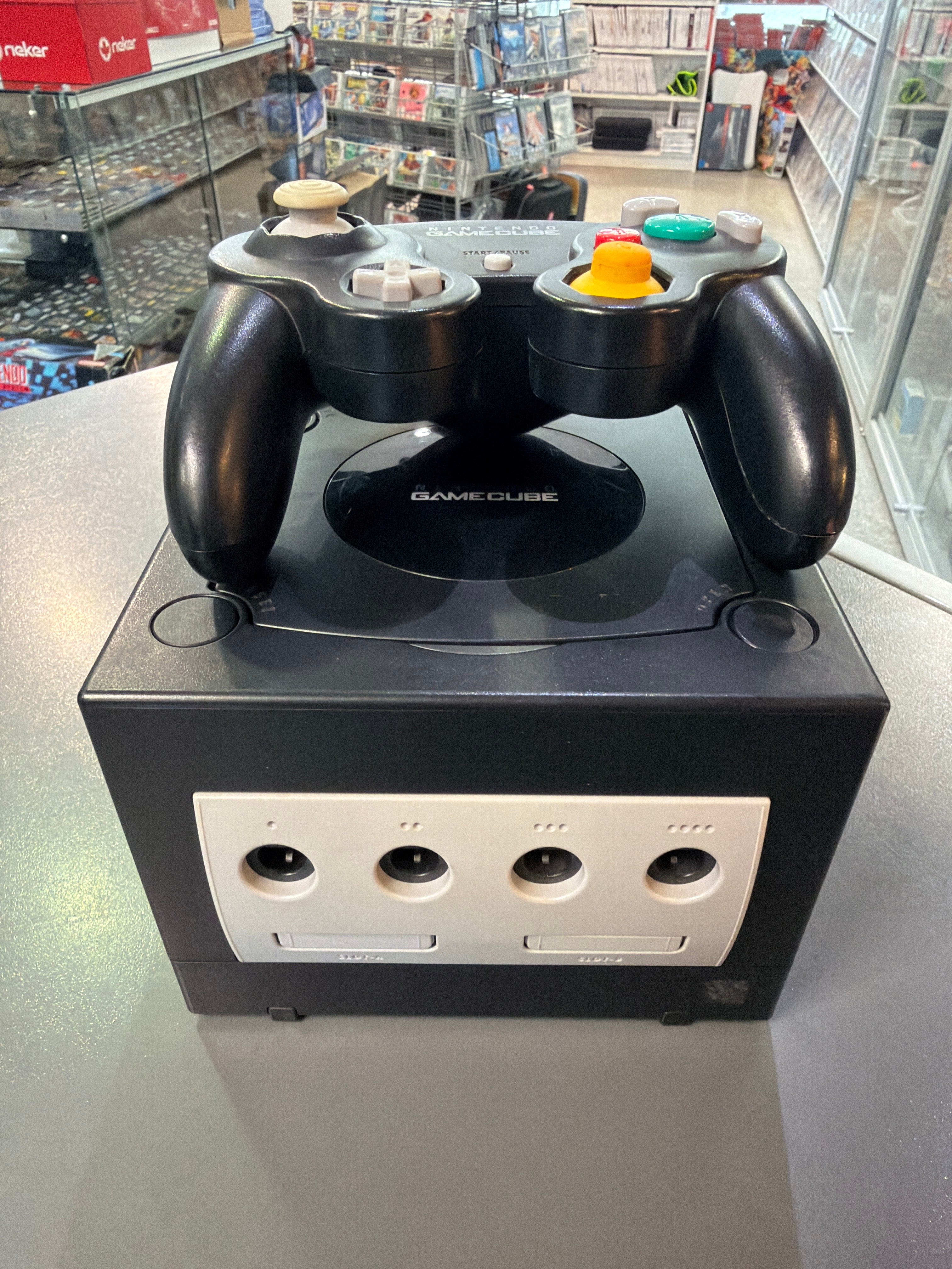 Nintendo GameCube Konsole in Schwarz gebraucht mit Kabeln