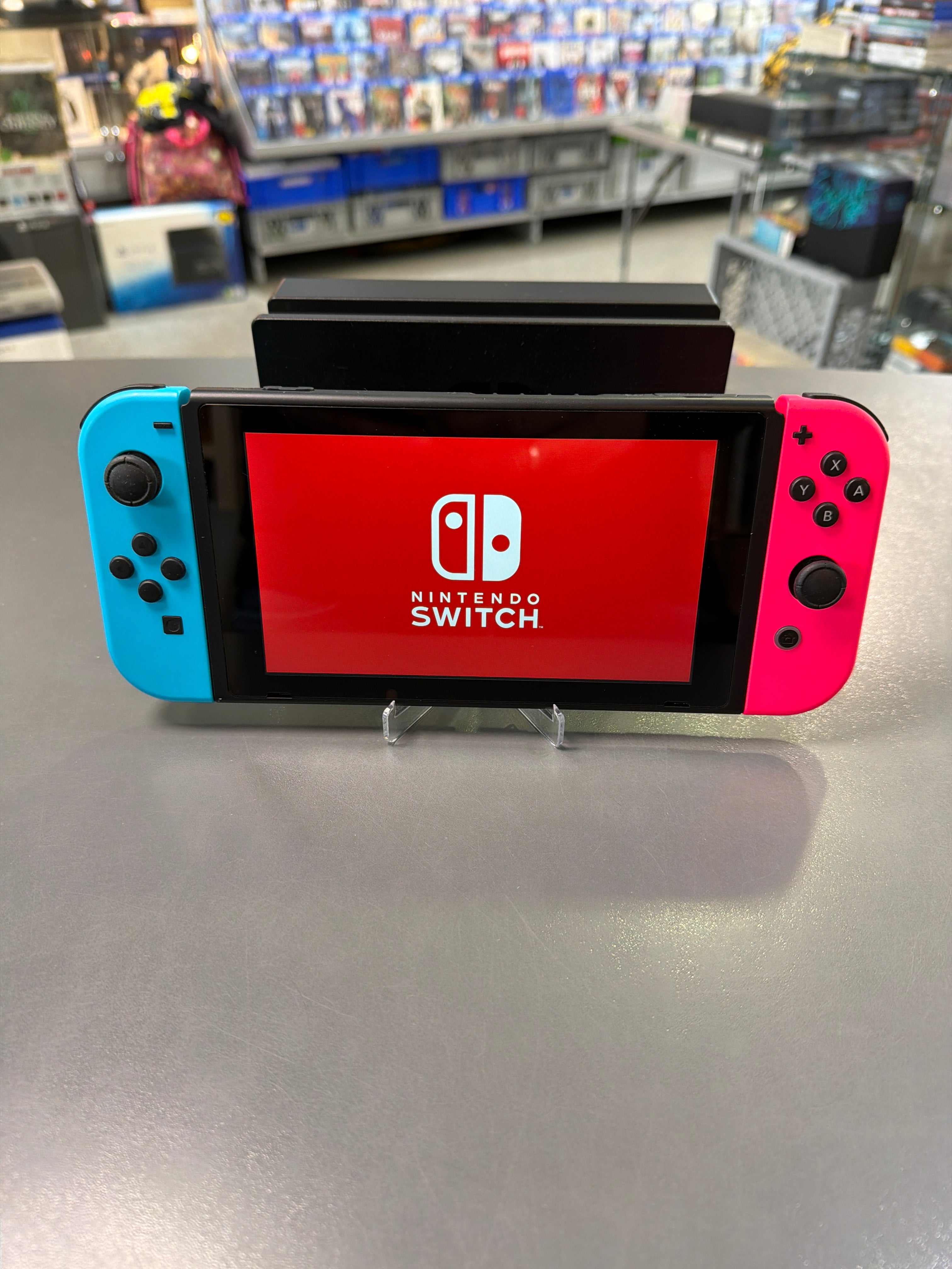 Gebrauchte Nintendo Switch-Konsole Neon-Blau/Neon-pink mit Joy-Con Controllern, Dockingstation und Zubehör im gebrauchten Zustand