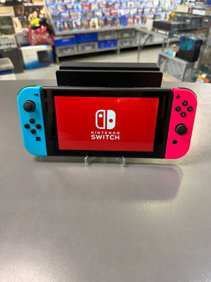 Gebrauchte Nintendo Switch-Konsole Neon-Blau/Neon-pink mit Joy-Con Controllern, Dockingstation und Zubehör im gebrauchten Zustand