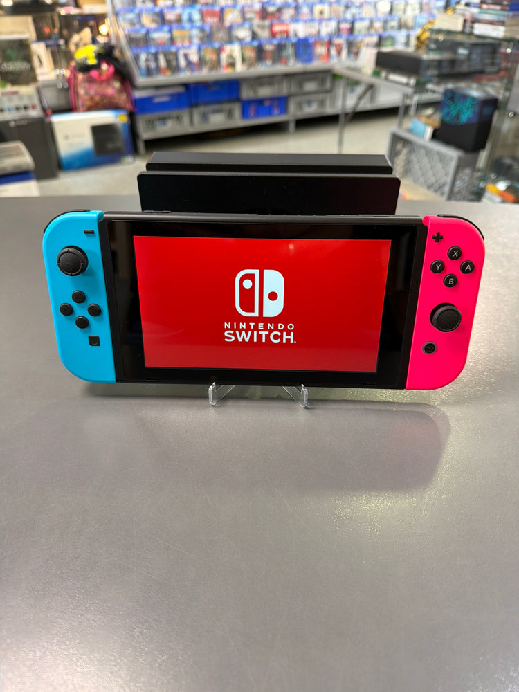 Gebrauchte Nintendo Switch-Konsole Neon-Blau/Neon-pink mit Joy-Con Controllern, Dockingstation und Zubehör im gebrauchten Zustand