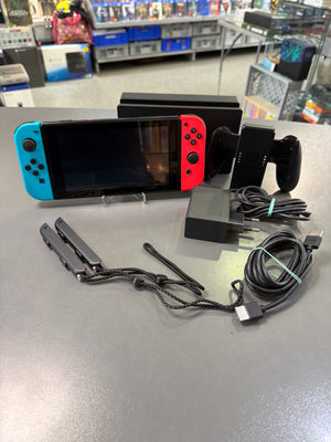 Gebrauchte Nintendo Switch-Konsole Neon-Blau/Neon-Rot mit Joy-Con Controllern, Dockingstation und Zubehör im gebrauchten Zustand.