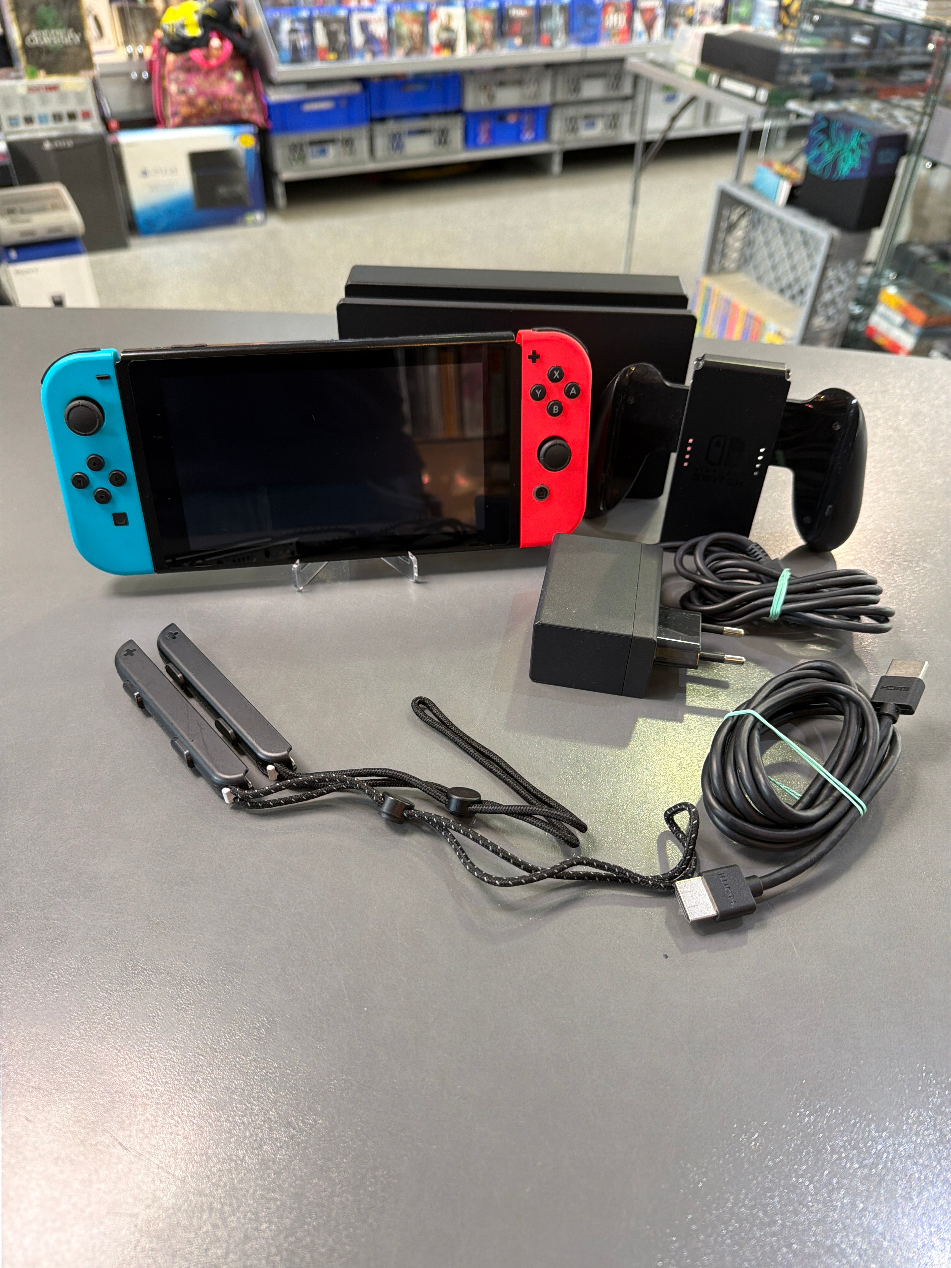 Gebrauchte Nintendo Switch-Konsole Neon-Blau/Neon-Rot mit Joy-Con Controllern, Dockingstation und Zubehör im gebrauchten Zustand.