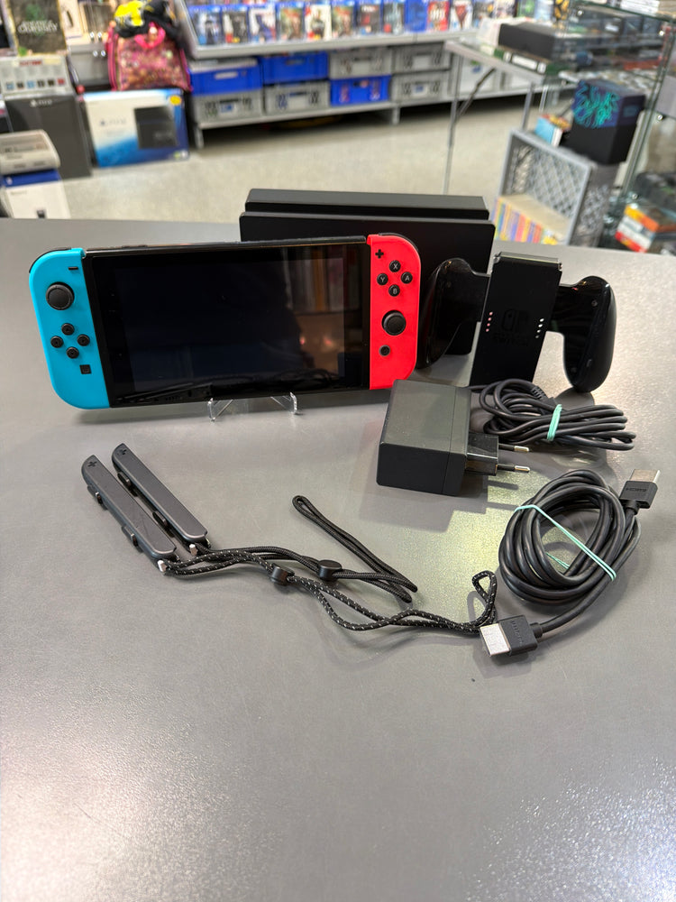 Gebrauchte Nintendo Switch-Konsole Neon-Blau/Neon-Rot mit Joy-Con Controllern, Dockingstation und Zubehör im gebrauchten Zustand.