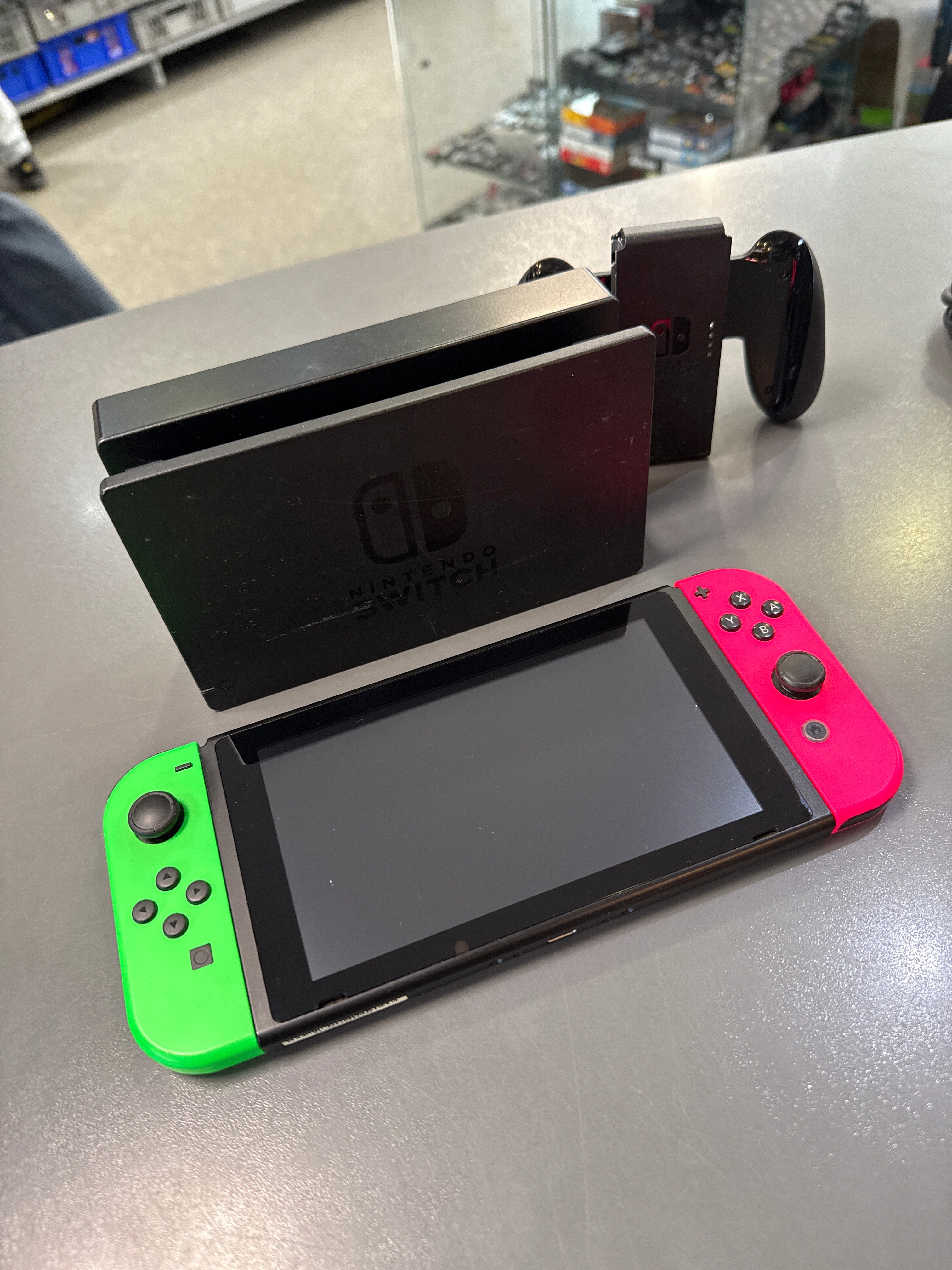 Nintendo Switch Konsole mit Joy-Cons in Neon Grün und Pink im modernen Hybrid-Design.