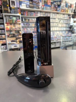 Schwarze Nintendo Wii Konsole mit Controller, Sensorleiste, Netzteil und Anschlusskabeln, gebraucht mit altersbedingten Gebrauchsspuren, GameCube-kompatibel und voll funktionsfähig
