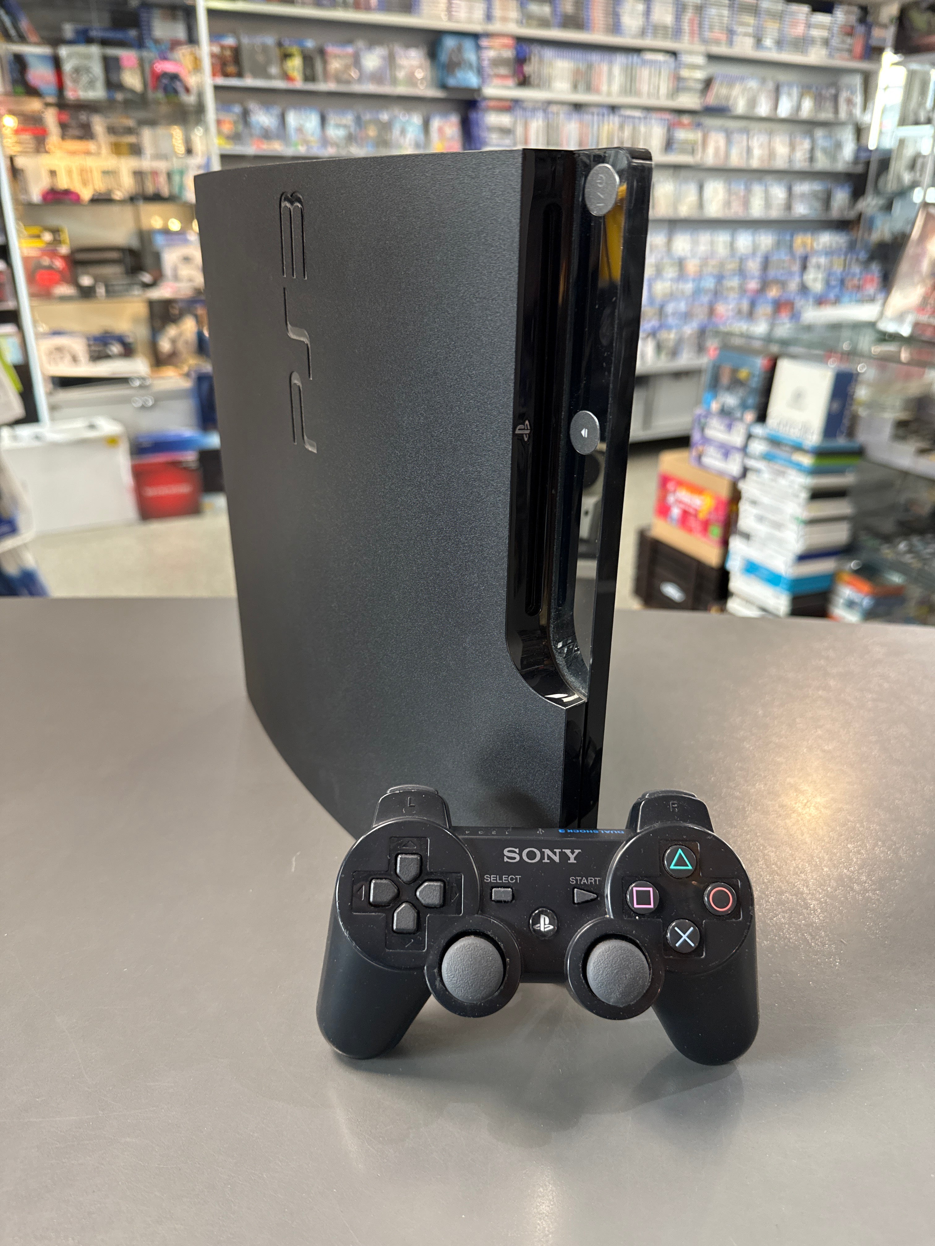 PlayStation 3 Slim 320GB mit zwei DualShock 3 Wireless Controllern gebraucht