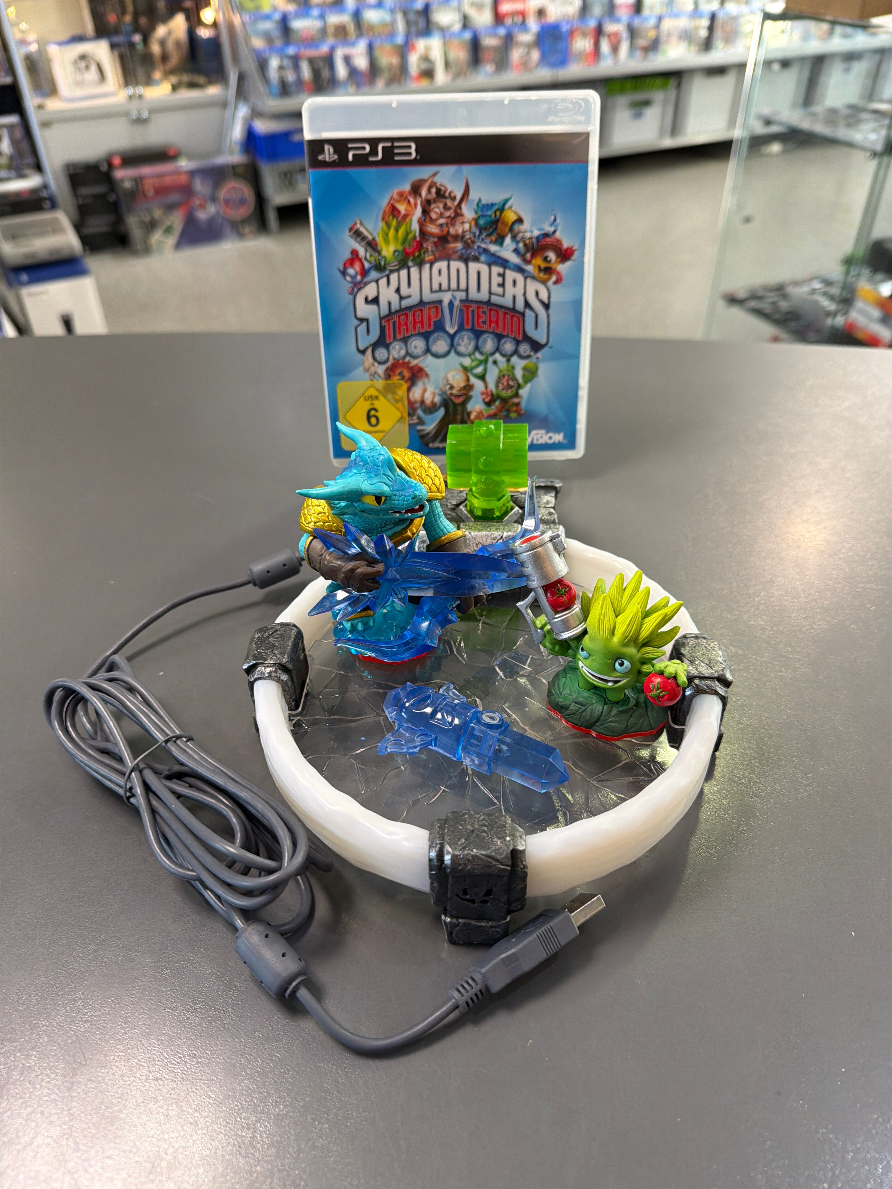 Skylanders Trap Team Starter Pack für PlayStation 3 mit Portal of Power, Figuren und Trap-Zubehör im bunten Fantasy-Design.