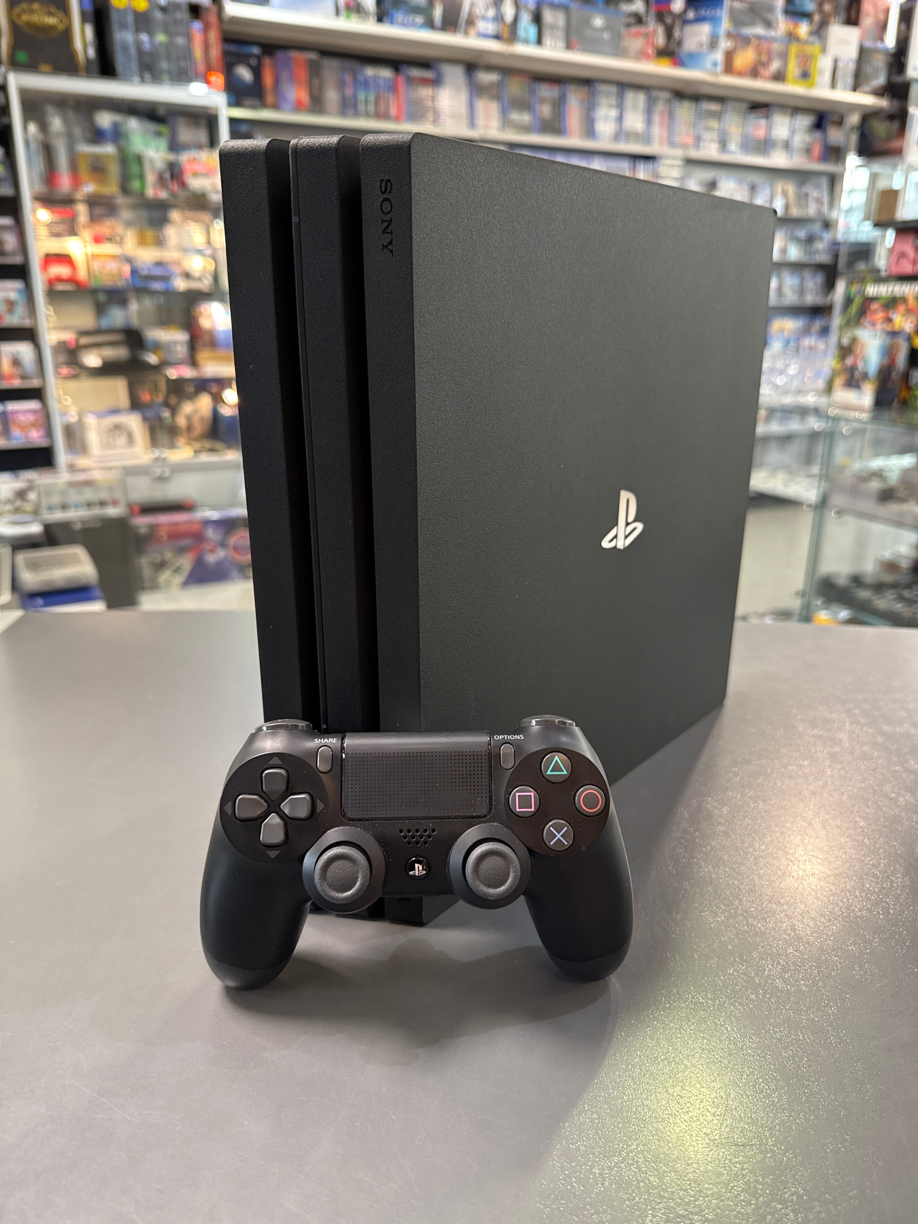 Sony PlayStation 4 Pro 1TB – gebrauchte PS4 Pro Konsole mit 1 TB Speicher, leistungsstarke Sony-Spielkonsole für 4K- und HDR-Gaming mit modernem schwarzen Design.