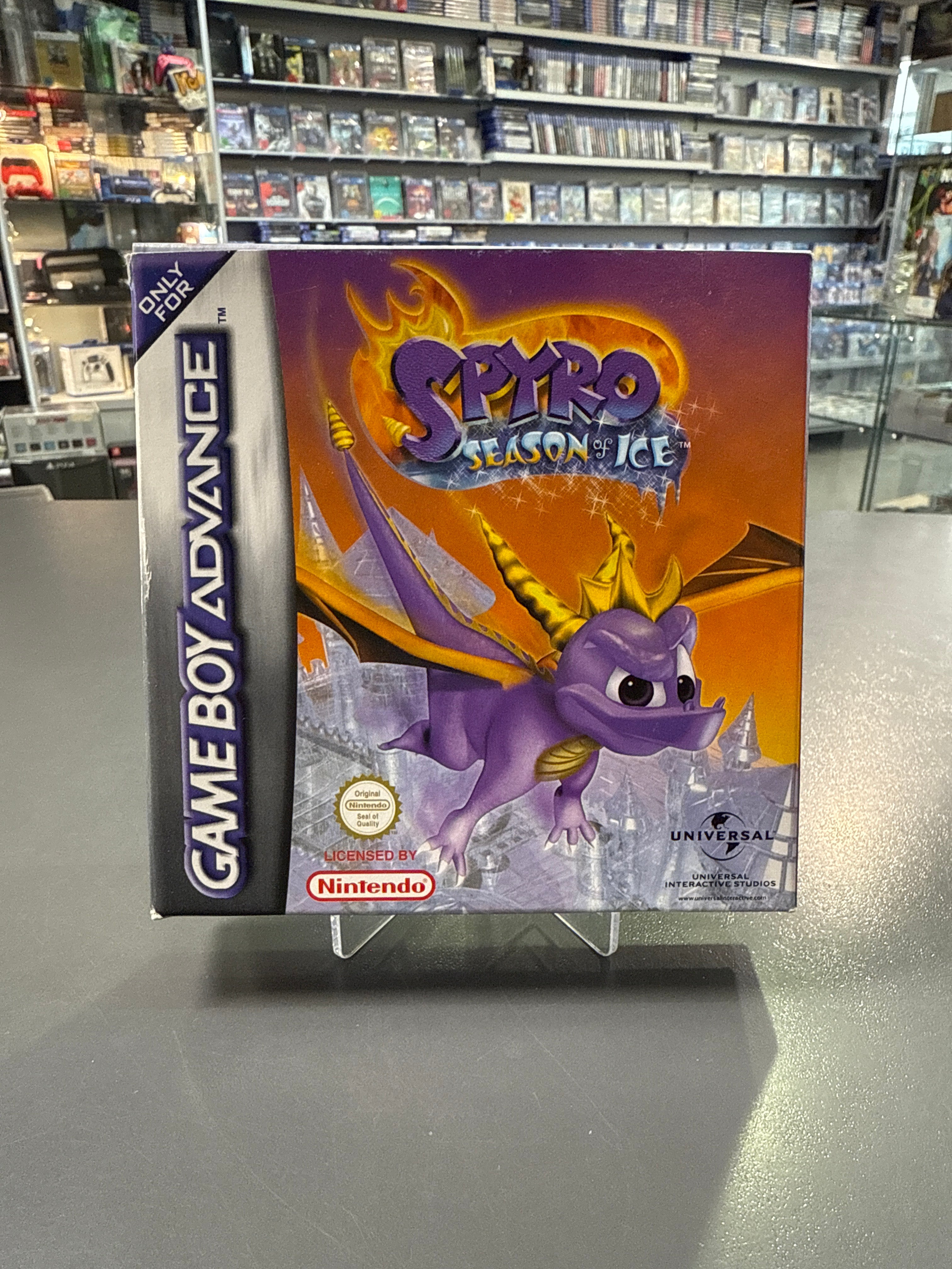 Spyro: Season of Ice – Nintendo Game Boy Advance Spiel von 2001 im CIB-Zustand, klassisches Jump’n’Run mit Spyro dem Drachen, inklusive Originalverpackung für Sammler.