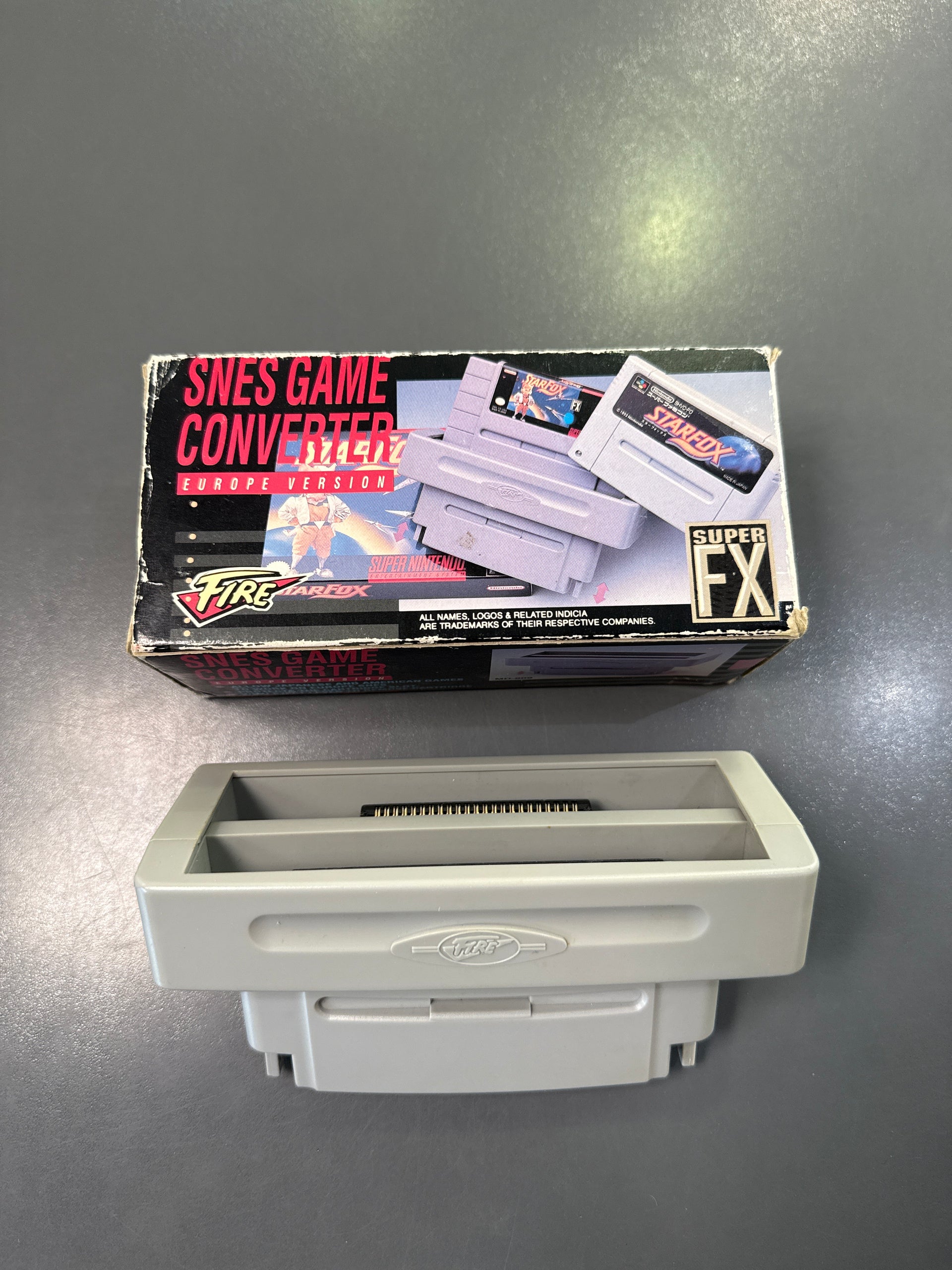 Super Nintendo Game Converter Super FX mit Originalverpackung für SNES, gebrauchter Retro-Gaming-Adapter.