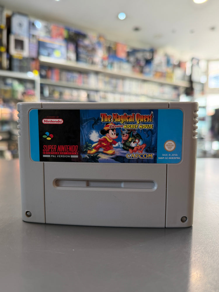 The Magical Quest Starring Mickey Mouse Super Nintendo SNES PAL Modul in gebrauchtem Zustand mit originalem Mickey-Mouse-Label.